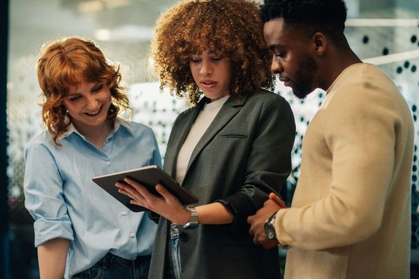 Quels sont les avantages des toitures blanches pour la réduction des îlots de chaleur urbains ?